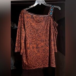 Sz: XL
Crazy Train
NWT
“Tooled Lether” look, Cold-Shoulder Top
Rayon/Spandex